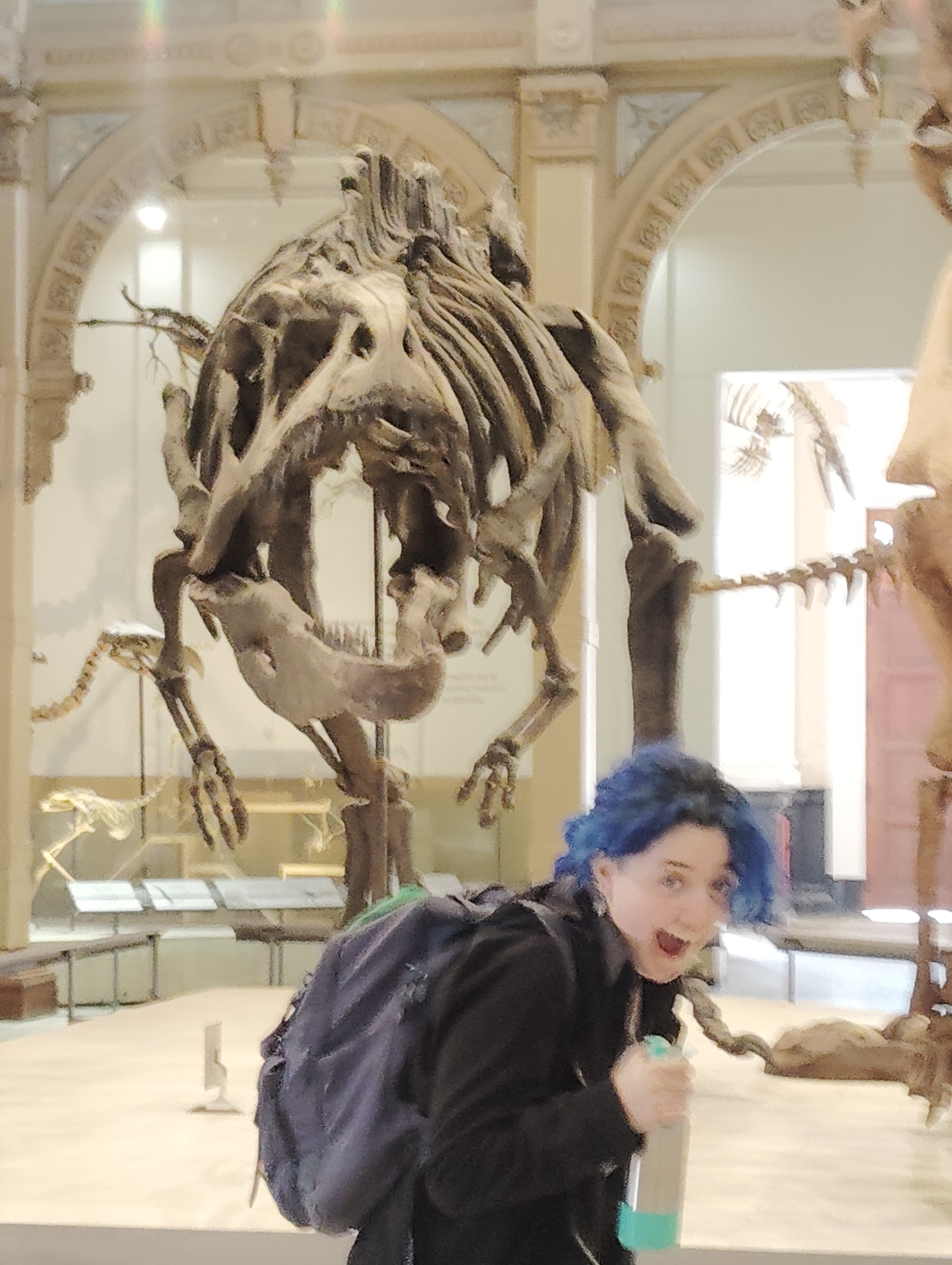 Rosario Quezada escapando de un dinosaurio